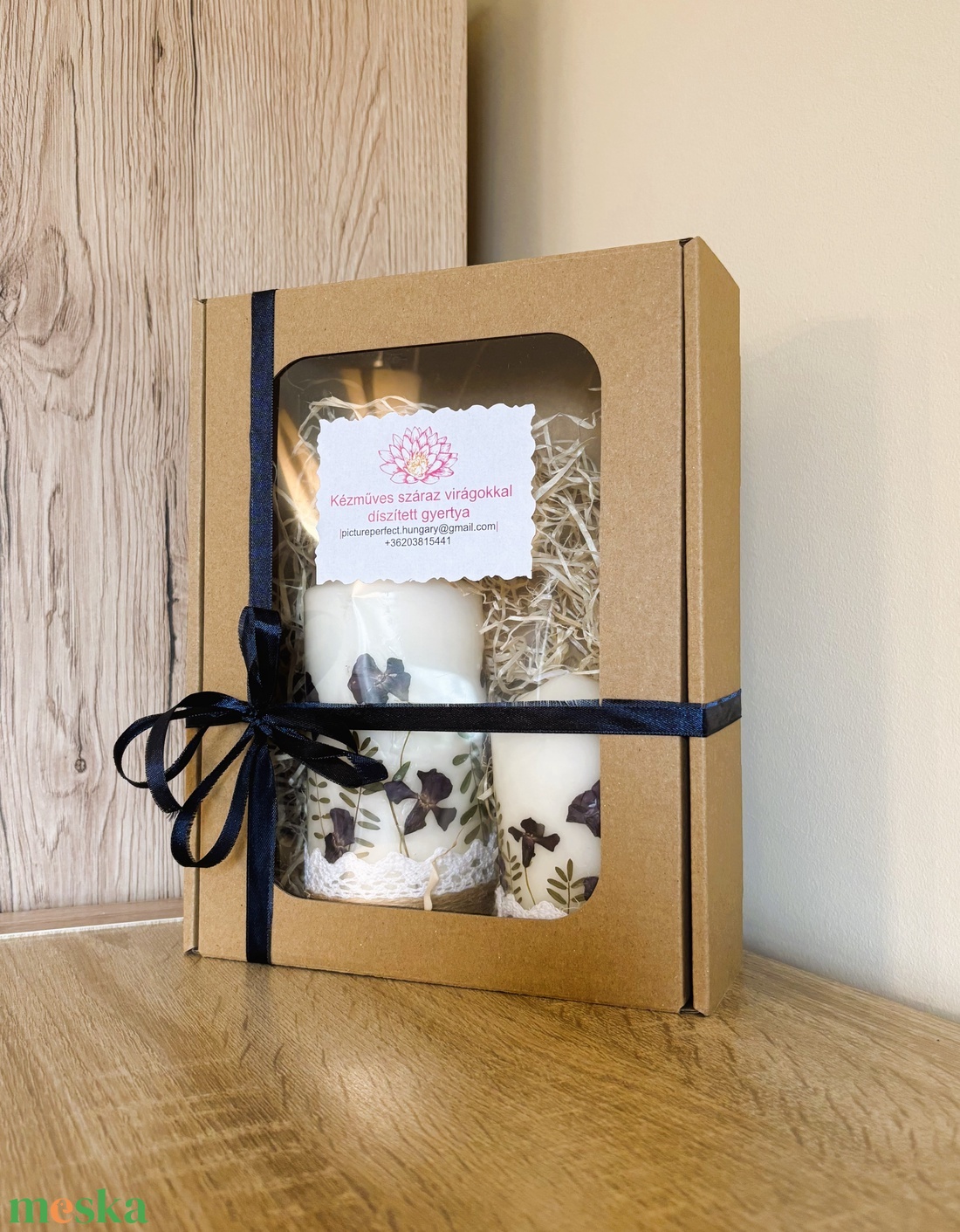 Sötétkék szárított virágos gyertya ajándékcsomag DÍSZDOBOZBAN- meténg virágokkal, csipkével díszítve - otthon & életmód - gyertya, illat, aroma - gyertya - Meska.hu