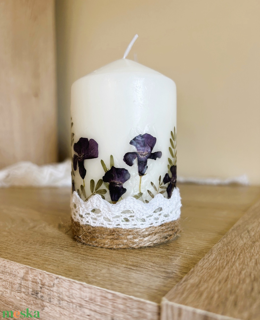 Sötétkék szárított virágos gyertya ajándékcsomag DÍSZDOBOZBAN- meténg virágokkal, csipkével díszítve - otthon & életmód - gyertya, illat, aroma - gyertya - Meska.hu