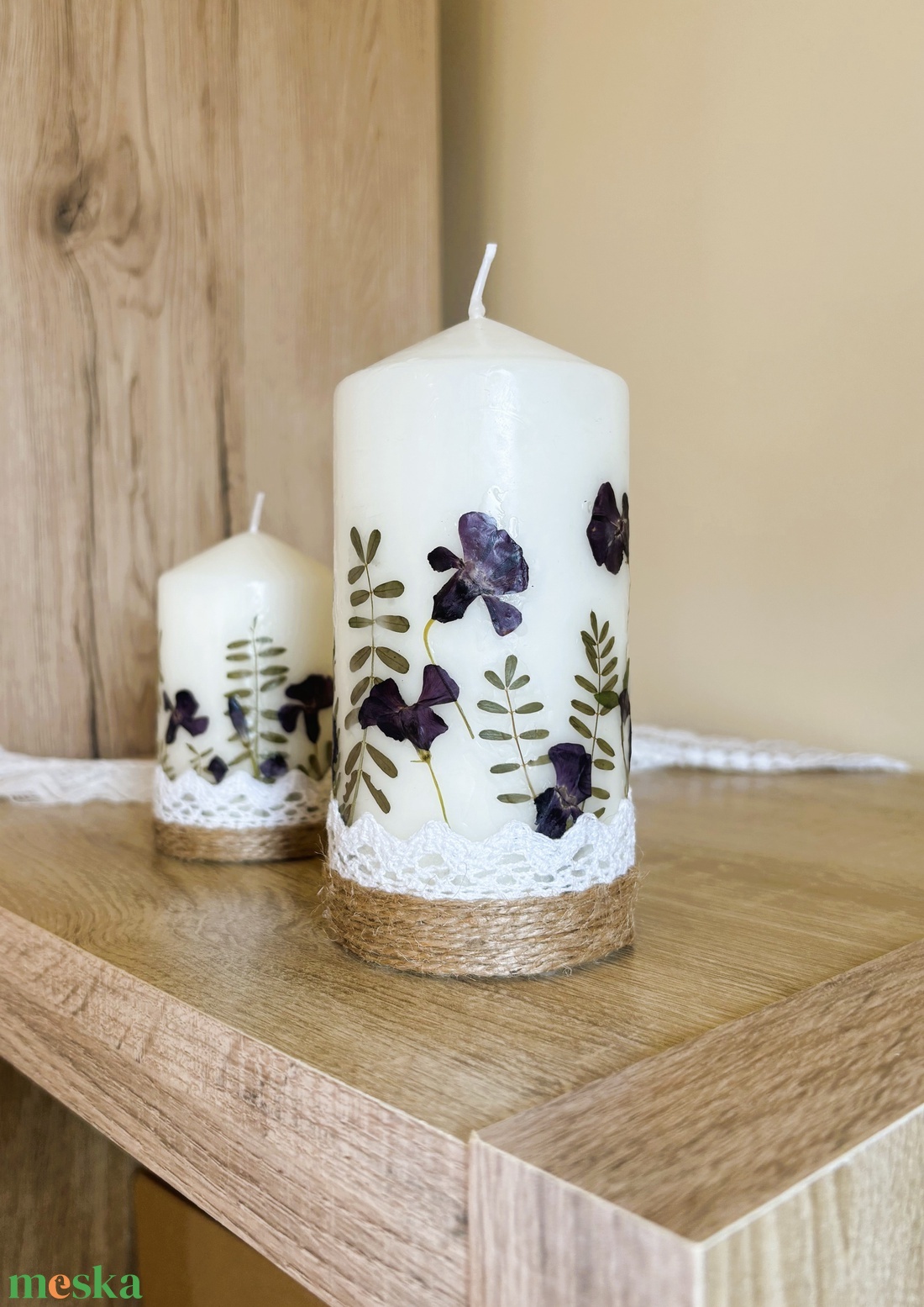 Sötétkék szárított virágos gyertya ajándékcsomag DÍSZDOBOZBAN- meténg virágokkal, csipkével díszítve - otthon & életmód - gyertya, illat, aroma - gyertya - Meska.hu