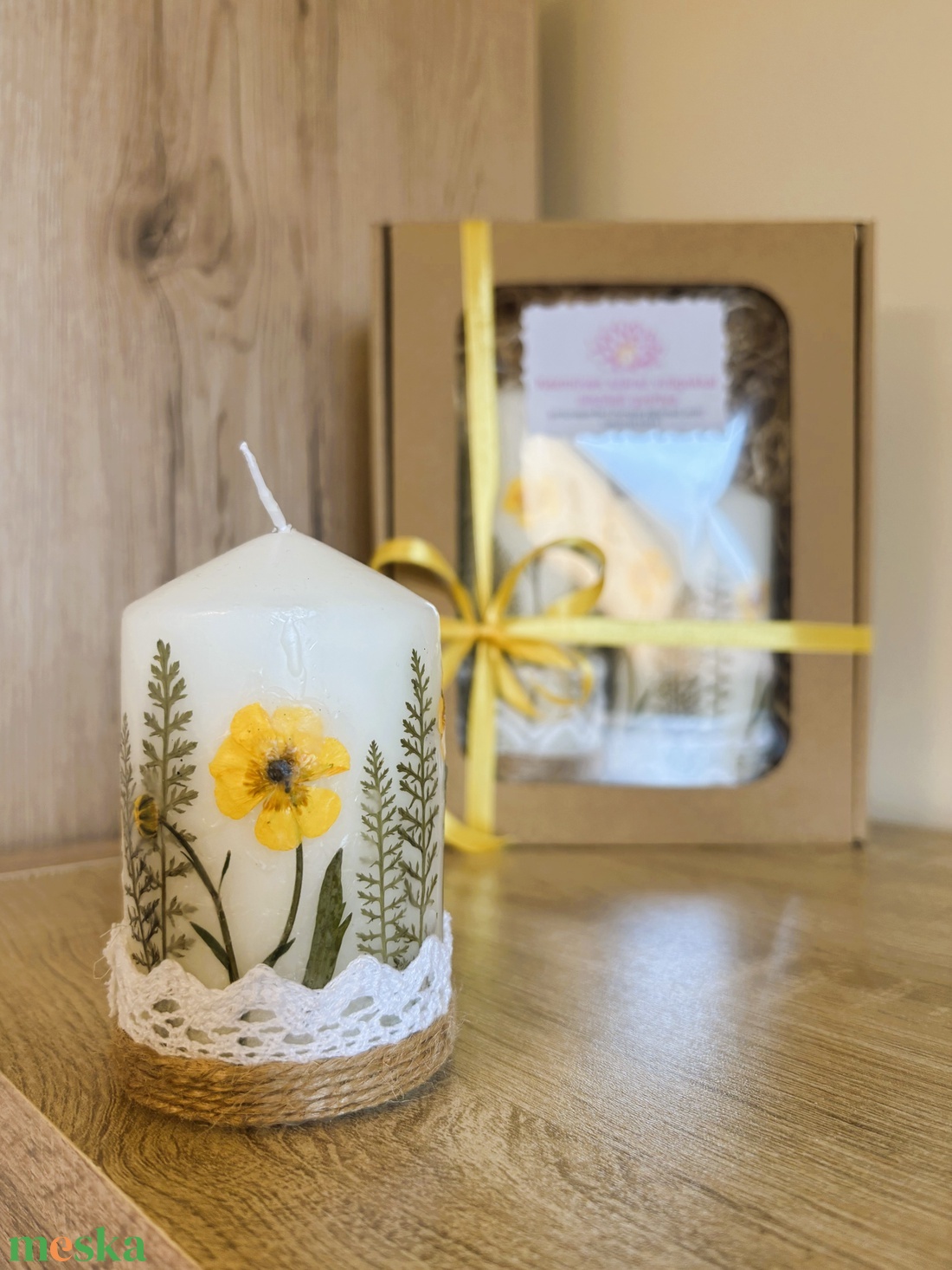 Sárga szárított virágos gyertya ajándékcsomag DÍSZDOBOZBAN- Boglárka virágokkal, csipkével díszítve - otthon & életmód - gyertya, illat, aroma - gyertya - Meska.hu