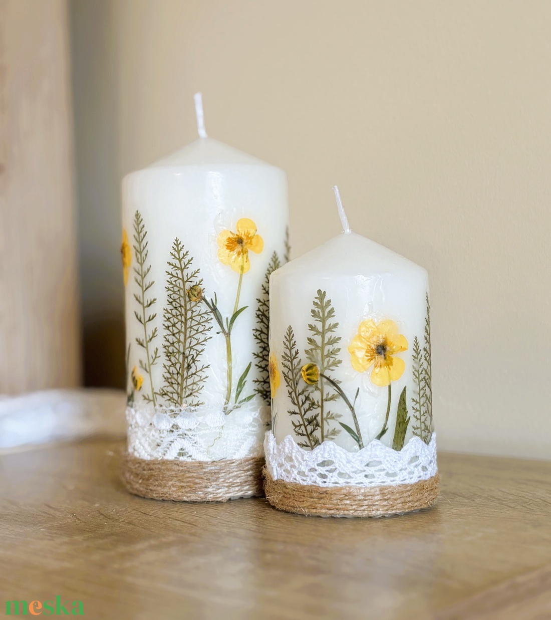 Sárga szárított virágos gyertya ajándékcsomag DÍSZDOBOZBAN- Boglárka virágokkal, csipkével díszítve - otthon & életmód - gyertya, illat, aroma - gyertya - Meska.hu