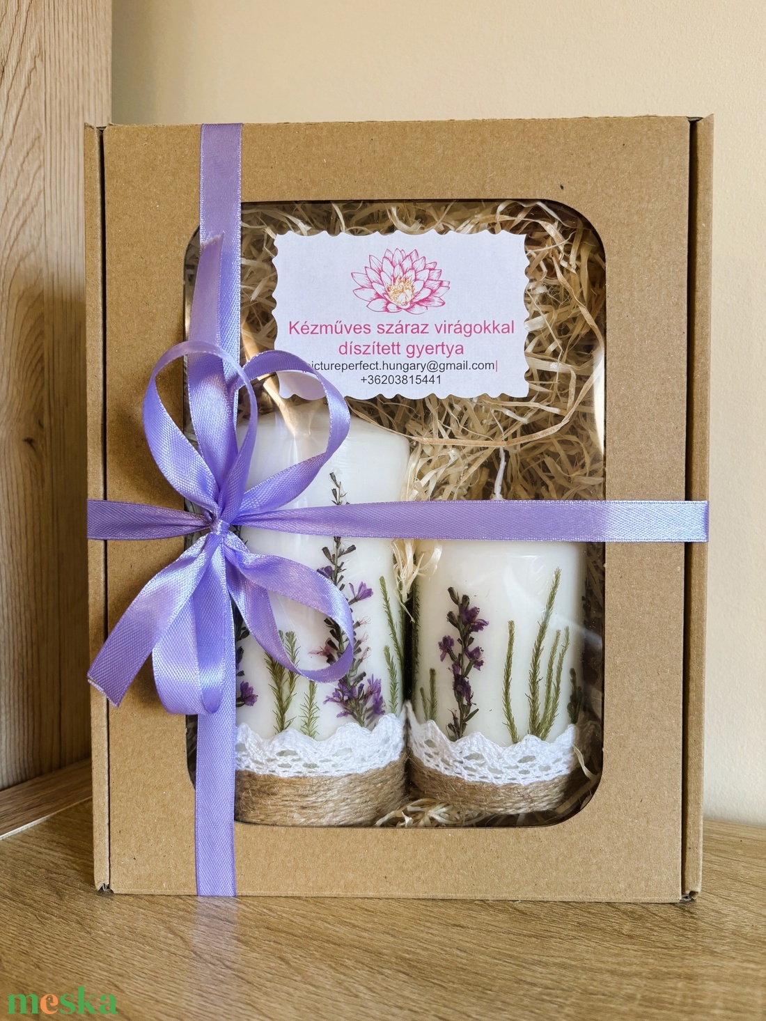 Lila szárított virágos gyertya ajándékcsomag DÍSZDOBOZBAN- Csipkével és jutazsoinórral díszítve - otthon & életmód - gyertya, illat, aroma - gyertya - Meska.hu