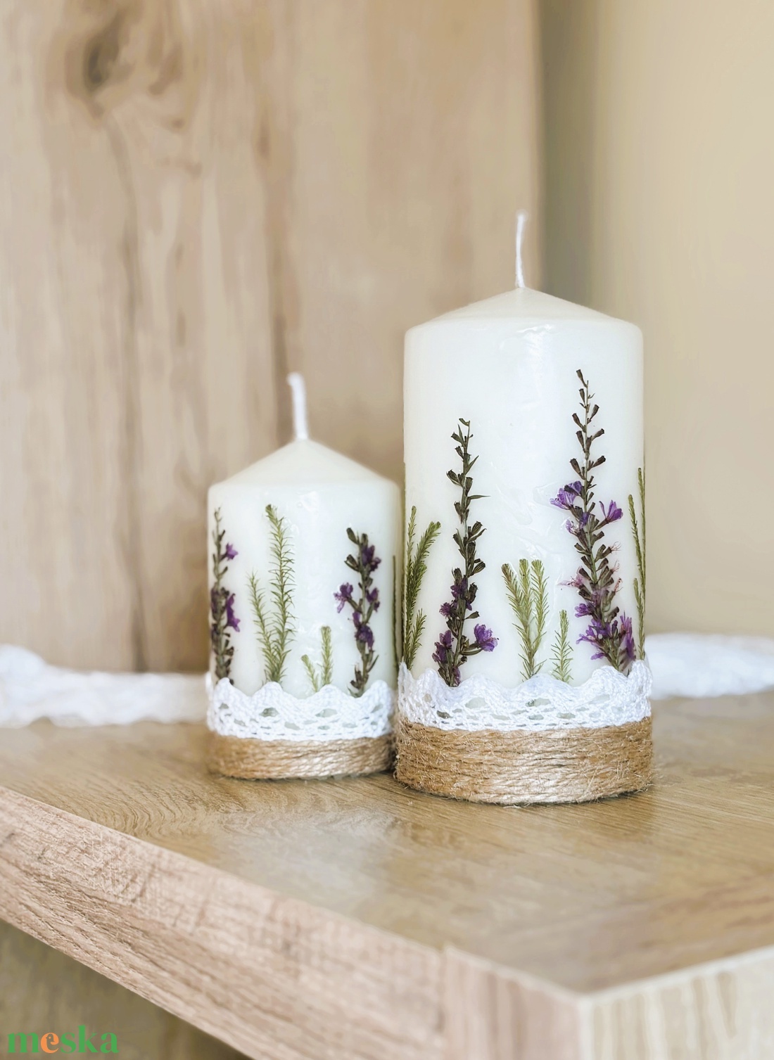 Lila szárított virágos gyertya ajándékcsomag DÍSZDOBOZBAN- Csipkével és jutazsoinórral díszítve - otthon & életmód - gyertya, illat, aroma - gyertya - Meska.hu
