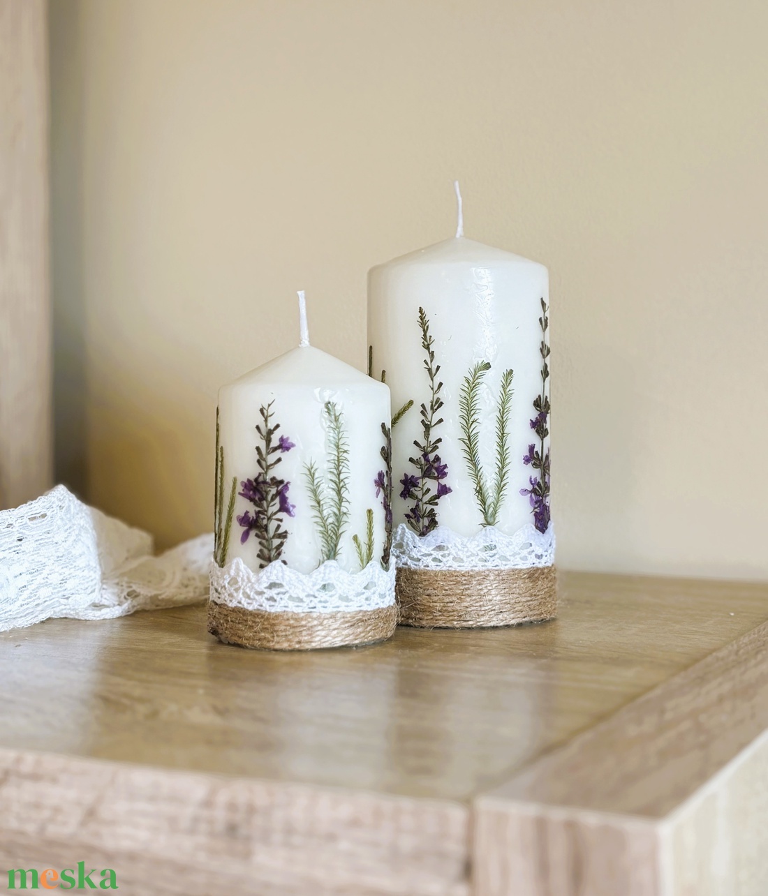 Lila szárított virágos gyertya ajándékcsomag DÍSZDOBOZBAN- Csipkével és jutazsoinórral díszítve - otthon & életmód - gyertya, illat, aroma - gyertya - Meska.hu