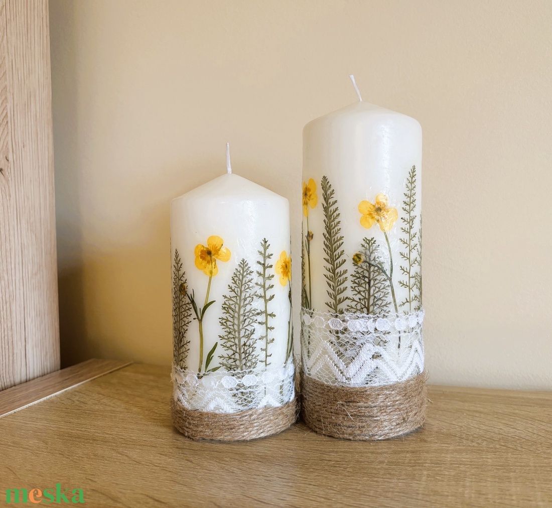 Sárga szárított virágos gyertya közepes ajándékcsomag DÍSZDOBOZBAN- Boglárka virágokkal, csipkével díszítve - otthon & életmód - gyertya, illat, aroma - gyertya - Meska.hu