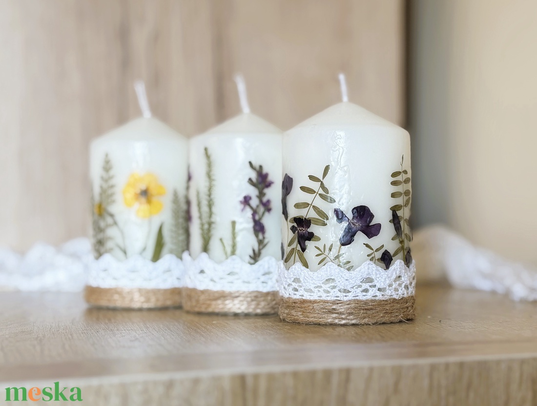 Szárított virágos gyertyák 3 db ajándékcsomag DÍSZDOBOZBAN- Csipkével jutazsinórral díszítve - otthon & életmód - gyertya, illat, aroma - gyertya - Meska.hu
