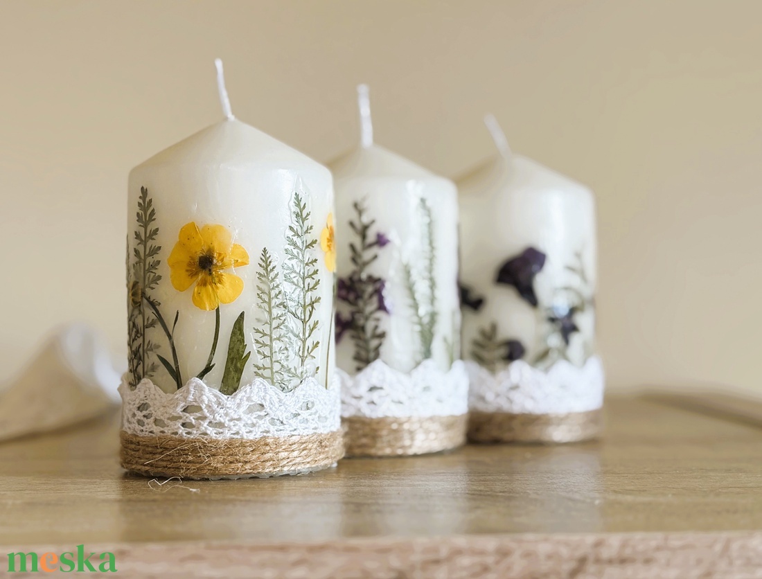 Szárított virágos gyertyák 3 db ajándékcsomag DÍSZDOBOZBAN- Csipkével jutazsinórral díszítve - otthon & életmód - gyertya, illat, aroma - gyertya - Meska.hu