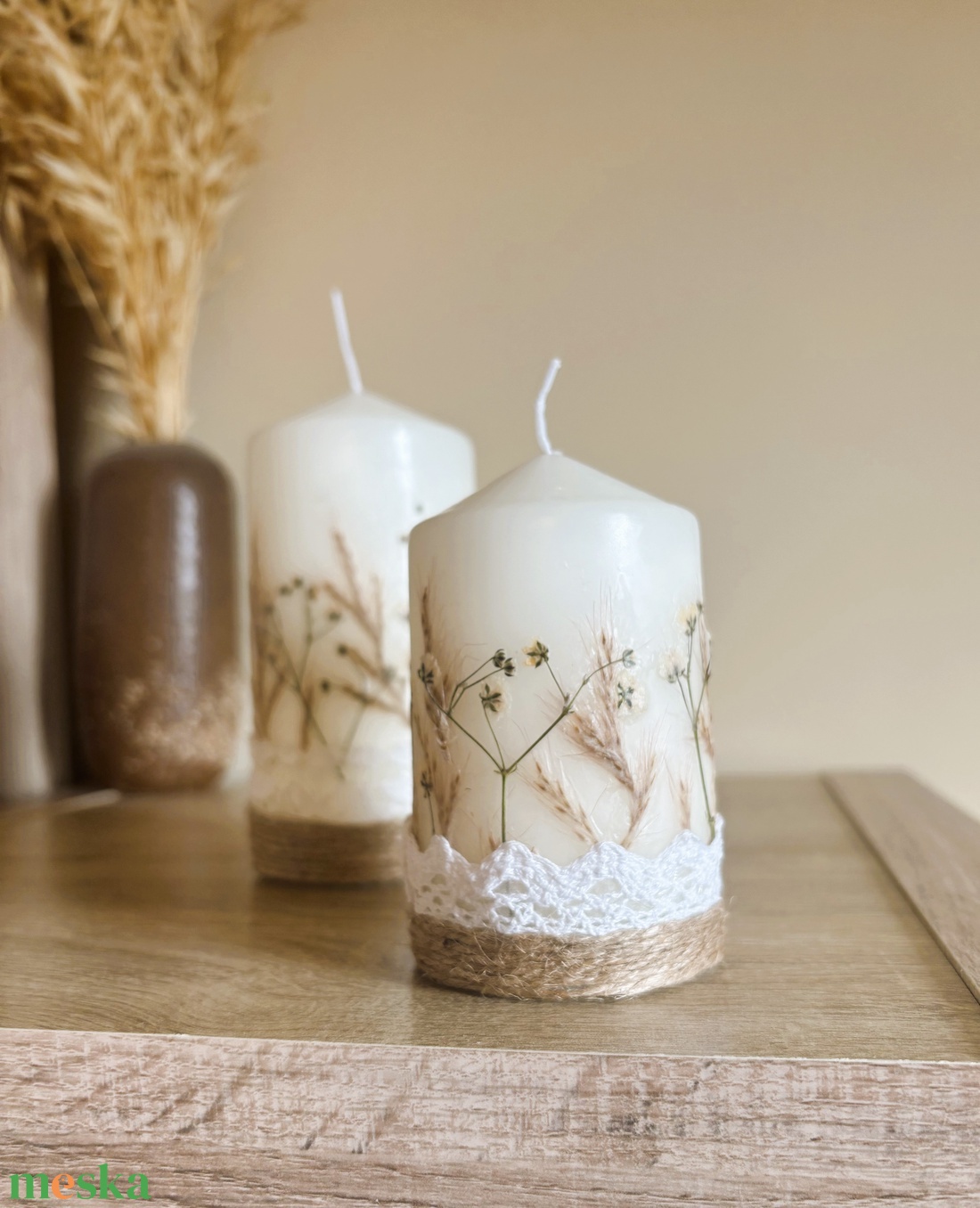 Szárított fátyolvirágos gyertya ajándékcsomag DÍSZDOBOZBAN- Csipkével és jutazsoinórral díszítve - otthon & életmód - gyertya, illat, aroma - gyertya - Meska.hu