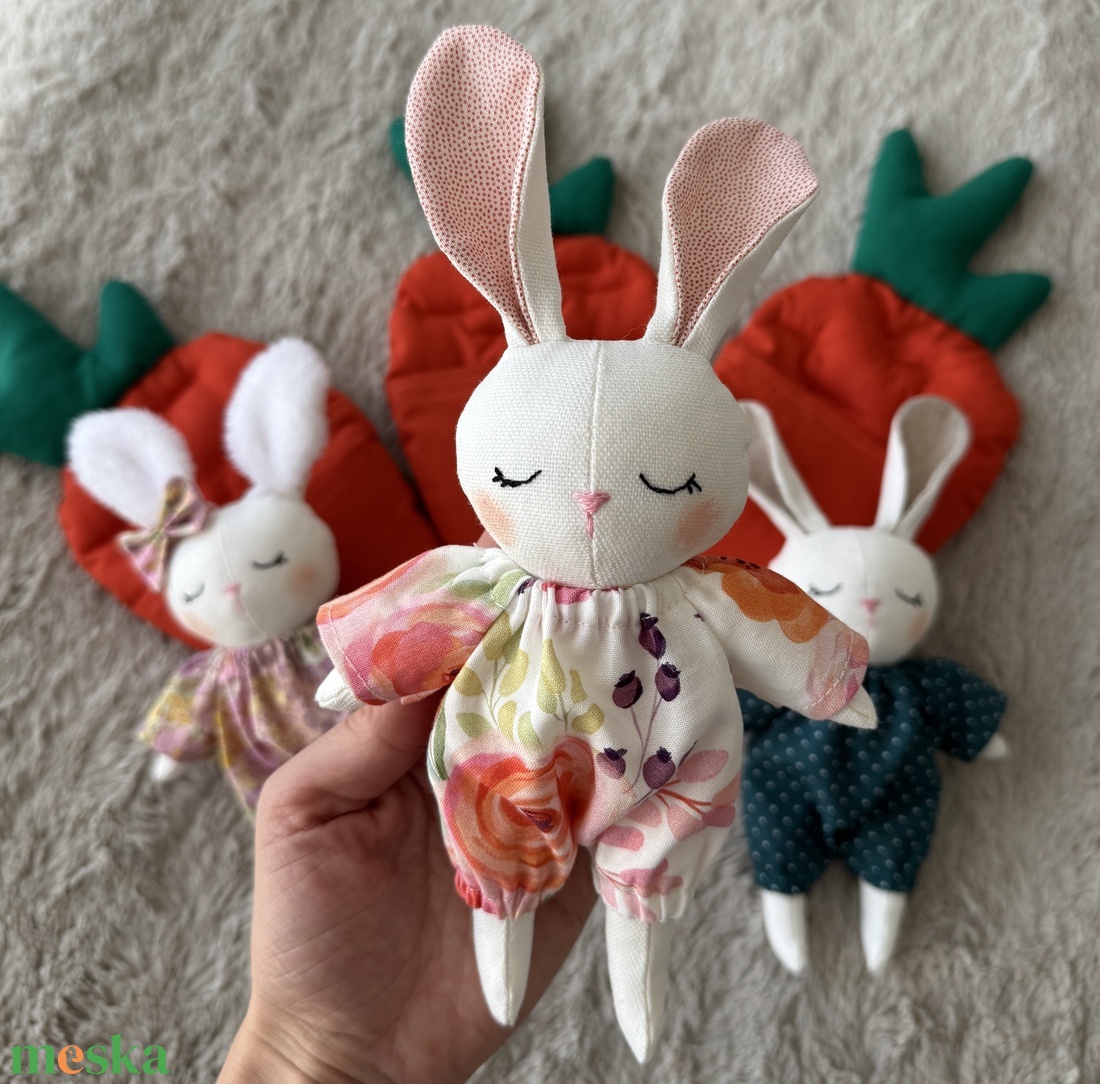 Fehér virágos ruhás nyuszi répaágyban - játék & sport - plüssállat & játékfigura - nyuszi - Meska.hu