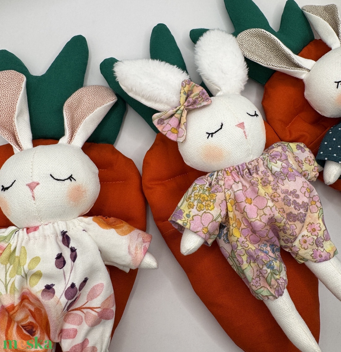 Fehér virágos ruhás nyuszi répaágyban - játék & sport - plüssállat & játékfigura - nyuszi - Meska.hu