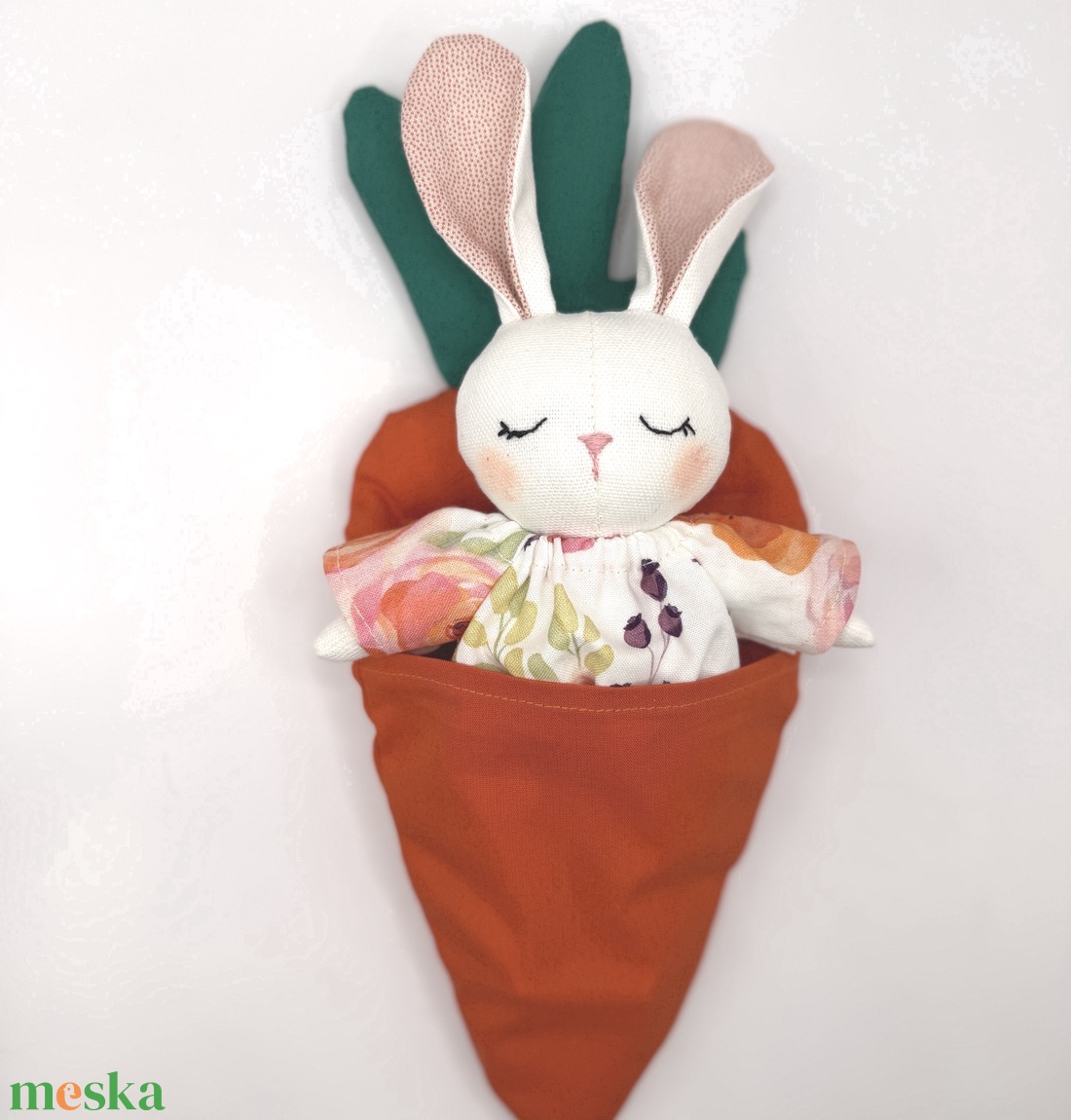 Fehér virágos ruhás nyuszi répaágyban - játék & sport - plüssállat & játékfigura - nyuszi - Meska.hu