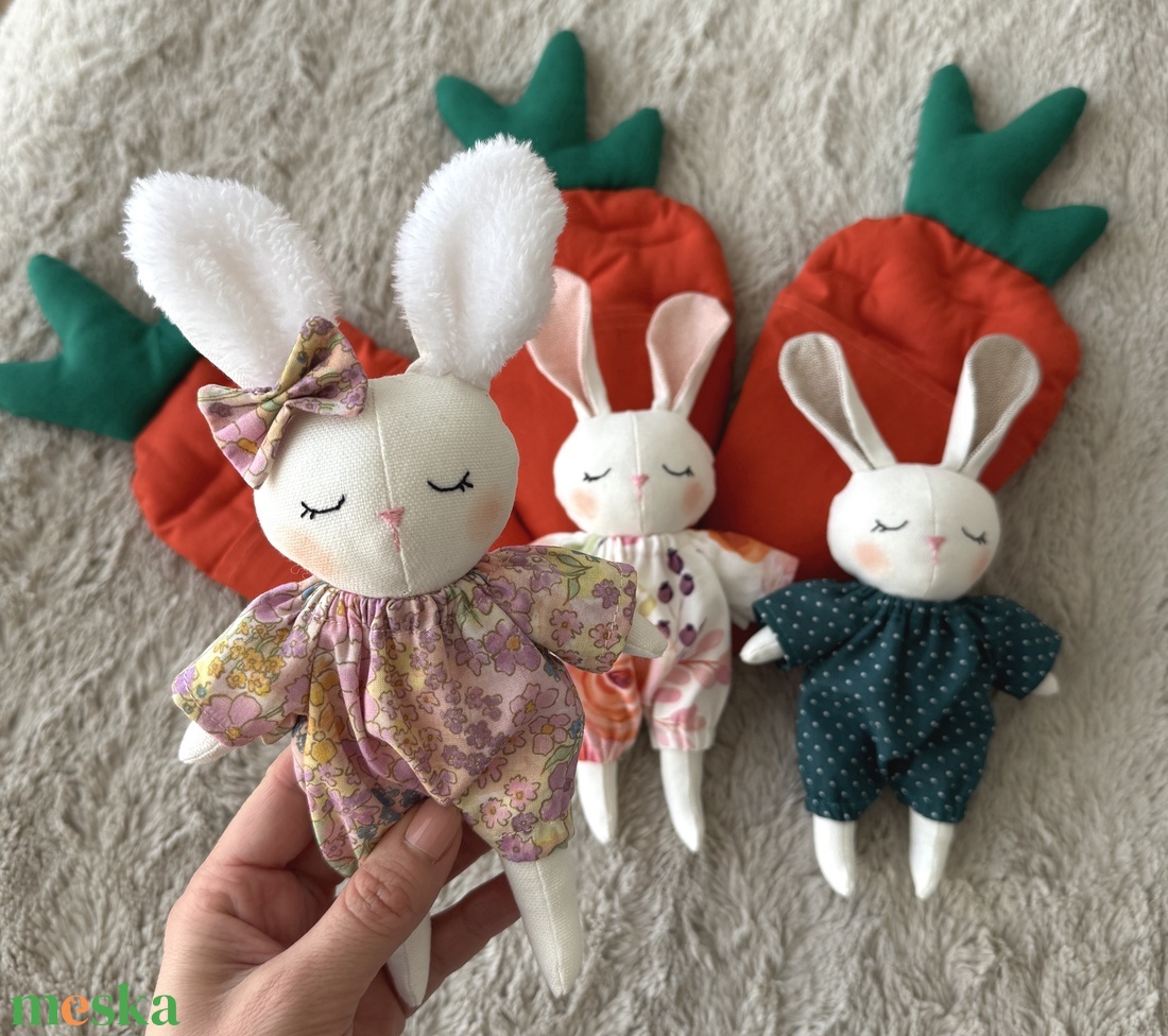 Kék alapon fehér pöttyös ruhás nyuszi répaágyban - játék & sport - plüssállat & játékfigura - nyuszi - Meska.hu