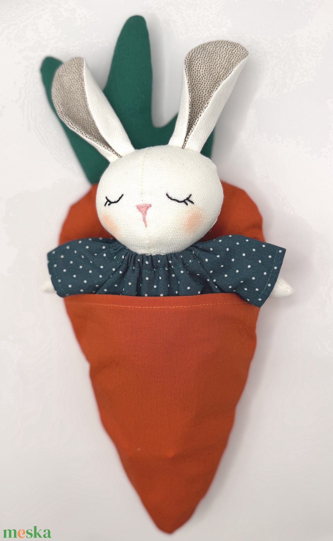 Kék alapon fehér pöttyös ruhás nyuszi répaágyban - játék & sport - plüssállat & játékfigura - nyuszi - Meska.hu