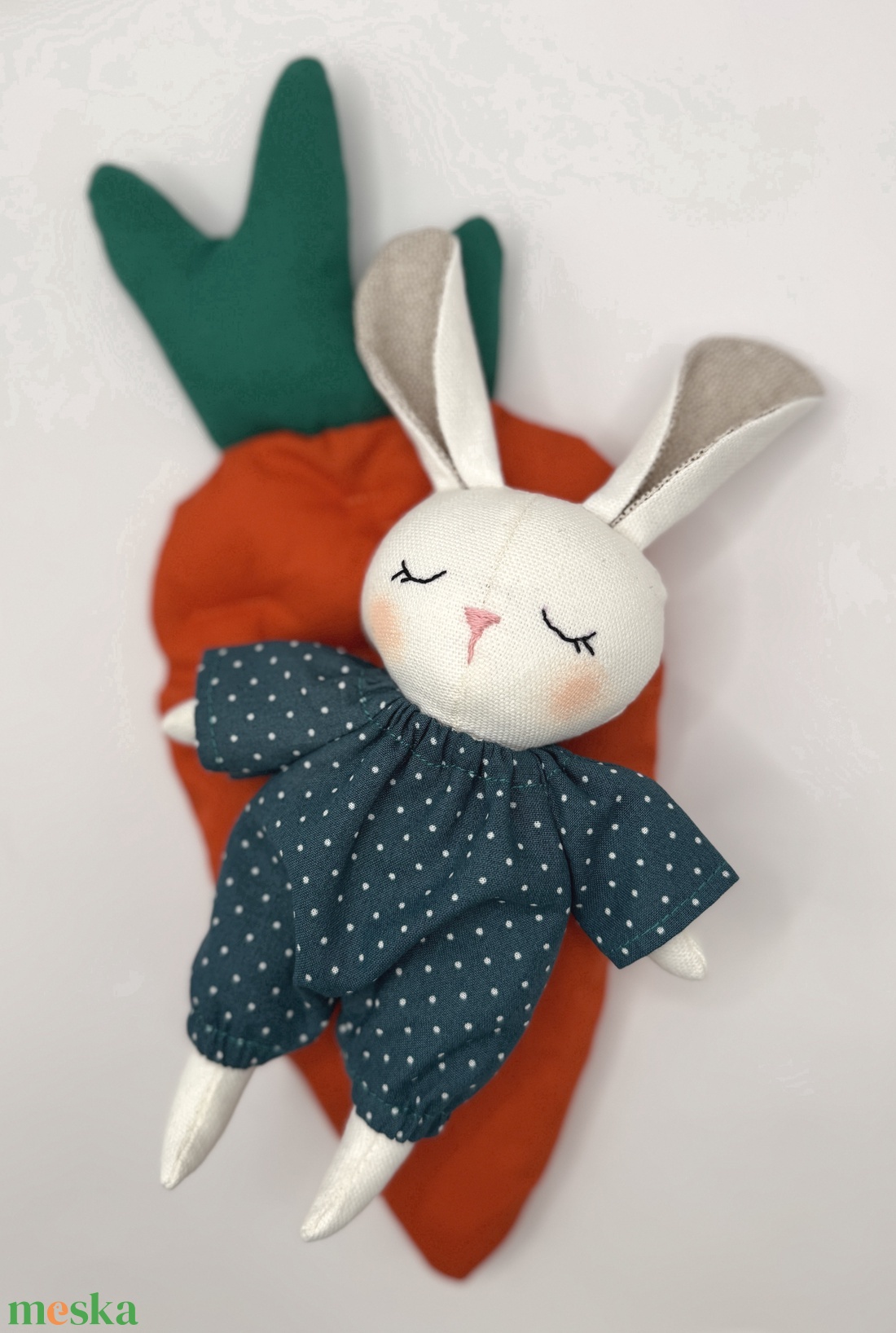 Kék alapon fehér pöttyös ruhás nyuszi répaágyban - játék & sport - plüssállat & játékfigura - nyuszi - Meska.hu