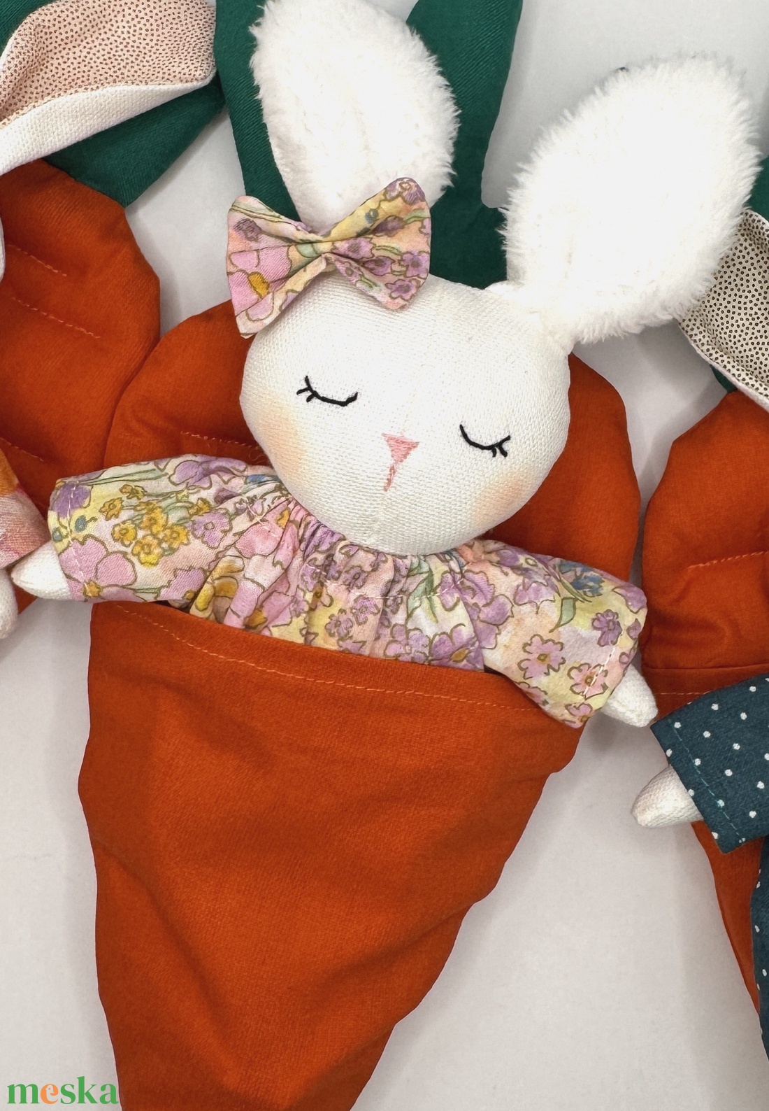 Lila virágos ruhás - fehér bolyhos fülecskés kisnyuszi répaágyban - baba - mama - baba játékok - szundikendő, alvóka - Meska.hu