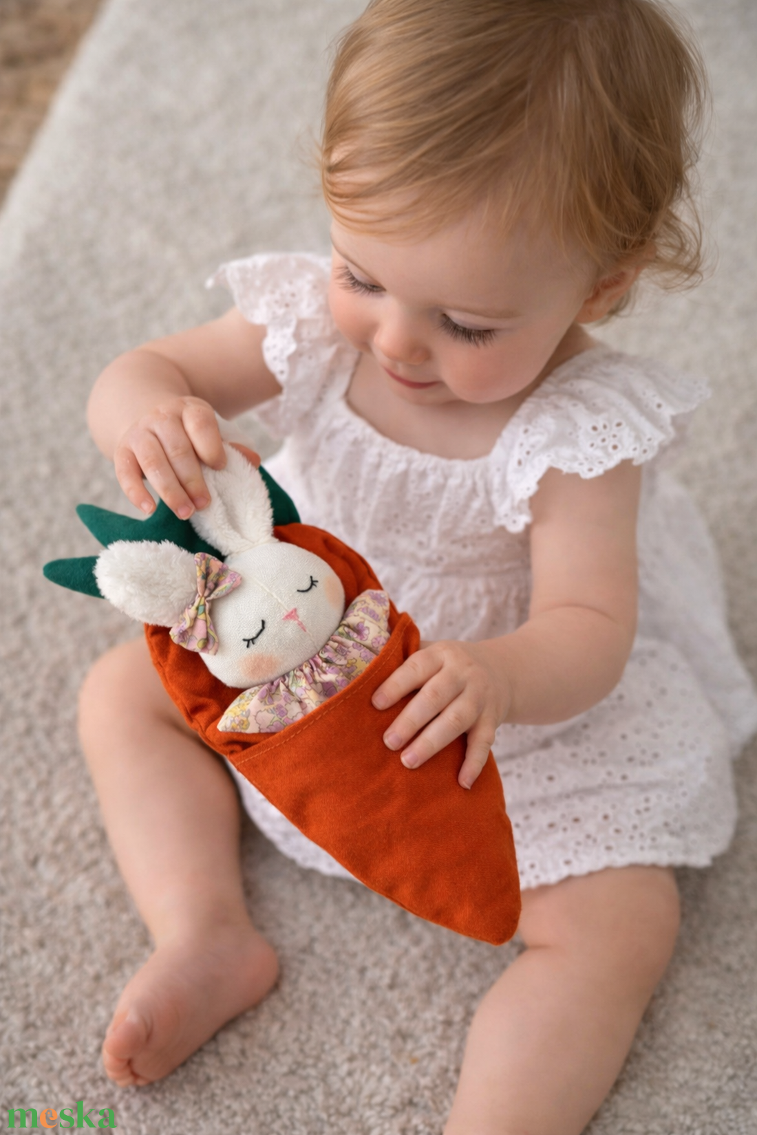 Lila virágos ruhás - fehér bolyhos fülecskés kisnyuszi répaágyban - baba - mama - baba játékok - szundikendő, alvóka - Meska.hu