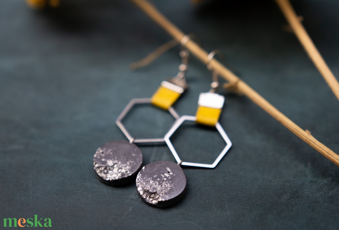 Szürke fülbevaló sárga bőr és fém kiegészítővel - ékszer - fülbevaló - fülékszer - Meska.hu Szürke fülbevaló sárga bőr és fém kiegészítővel - ékszer - fülbevaló - fülékszer - Meska.hu