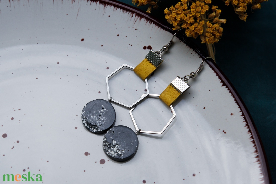 Szürke fülbevaló sárga bőr és fém kiegészítővel - ékszer - fülbevaló - fülékszer - Meska.hu Szürke fülbevaló sárga bőr és fém kiegészítővel - ékszer - fülbevaló - fülékszer - Meska.hu