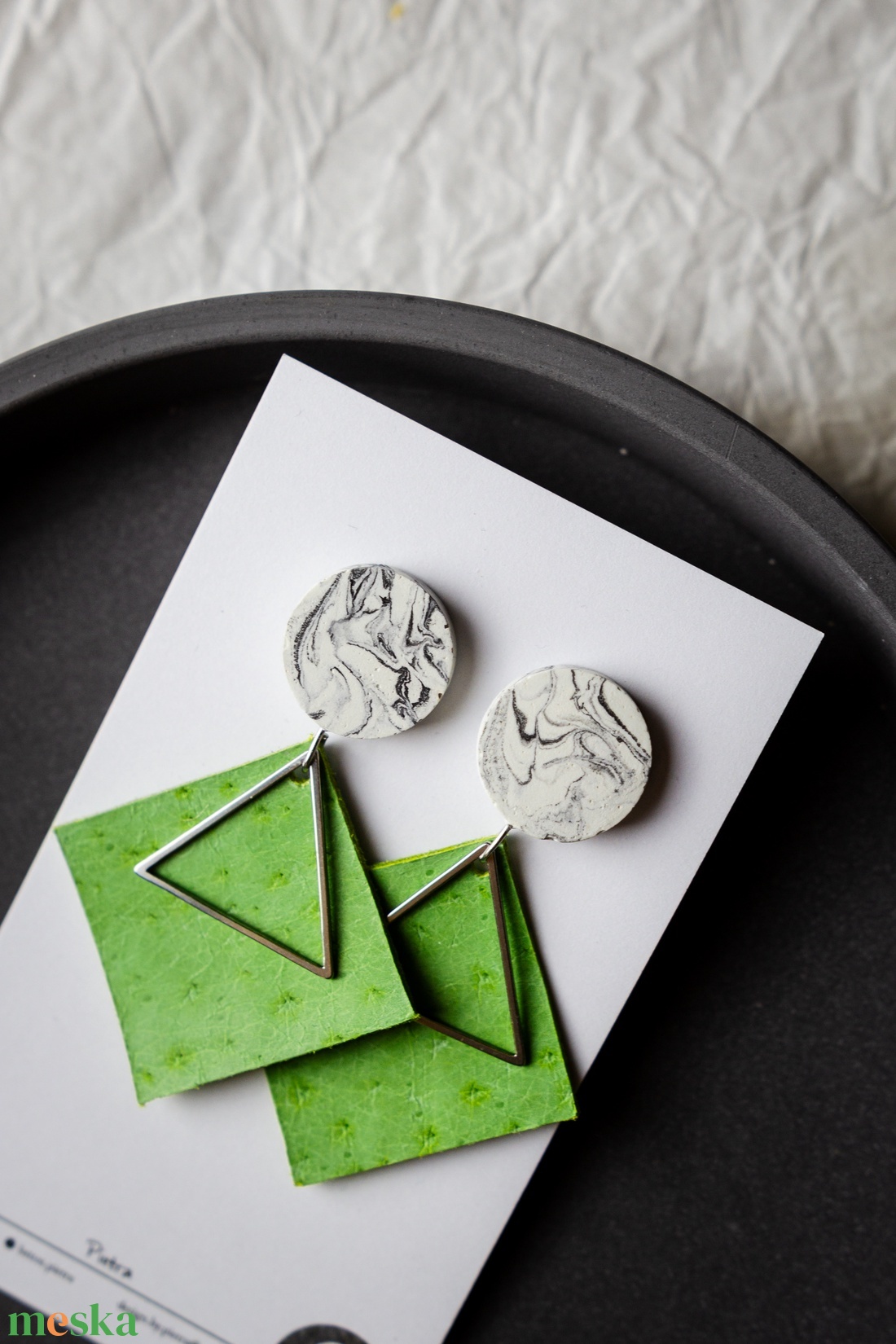 Zöld alma - színes beton fülbevaló - ékszer - fülbevaló - lógó fülbevaló - Meska.hu Zöld alma - színes beton fülbevaló - ékszer - fülbevaló - lógó fülbevaló - Meska.hu