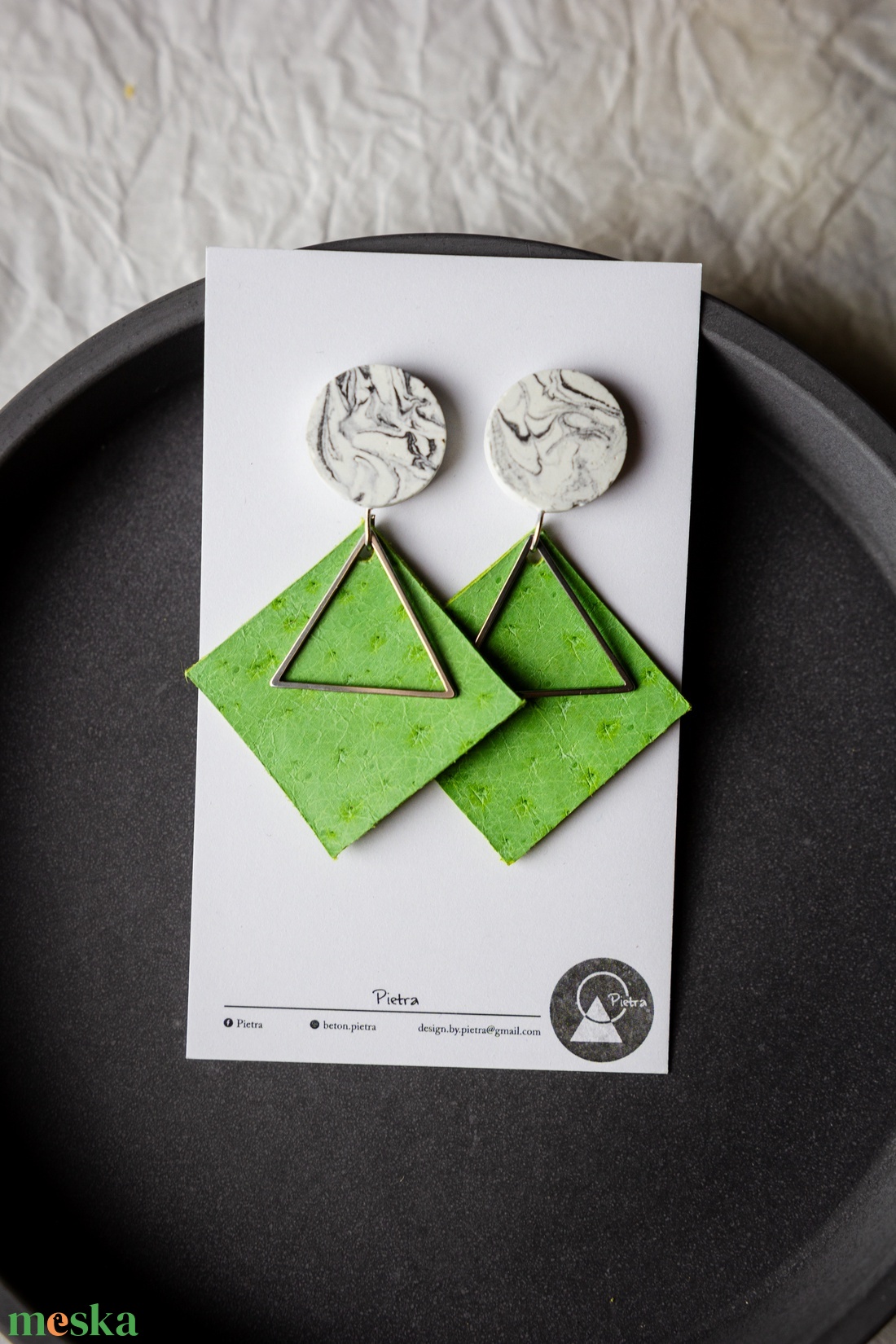 Zöld alma - színes beton fülbevaló - ékszer - fülbevaló - lógó fülbevaló - Meska.hu Zöld alma - színes beton fülbevaló - ékszer - fülbevaló - lógó fülbevaló - Meska.hu