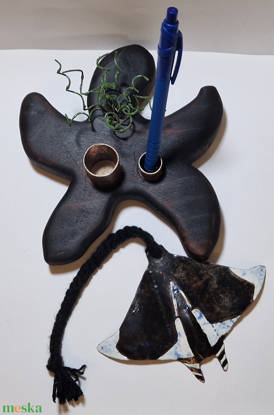  Asztali tolltartó tűzzománc ördögrájával - otthon & életmód - dekoráció - asztal és polc dekoráció - asztaldísz - Meska.hu