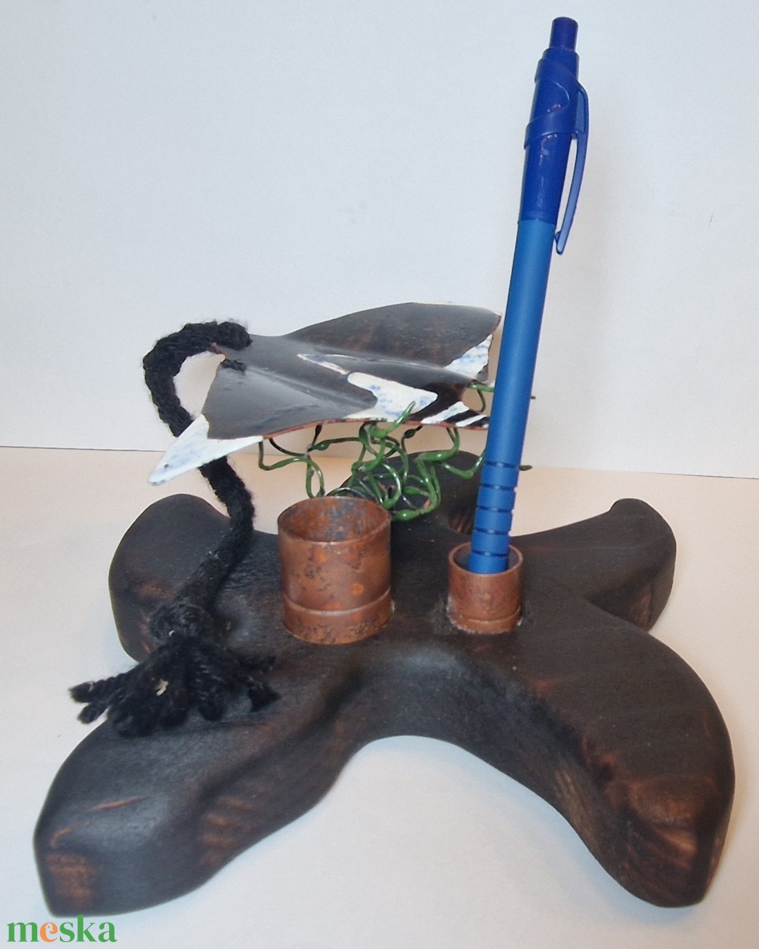  Asztali tolltartó tűzzománc ördögrájával - otthon & életmód - dekoráció - asztal és polc dekoráció - asztaldísz - Meska.hu