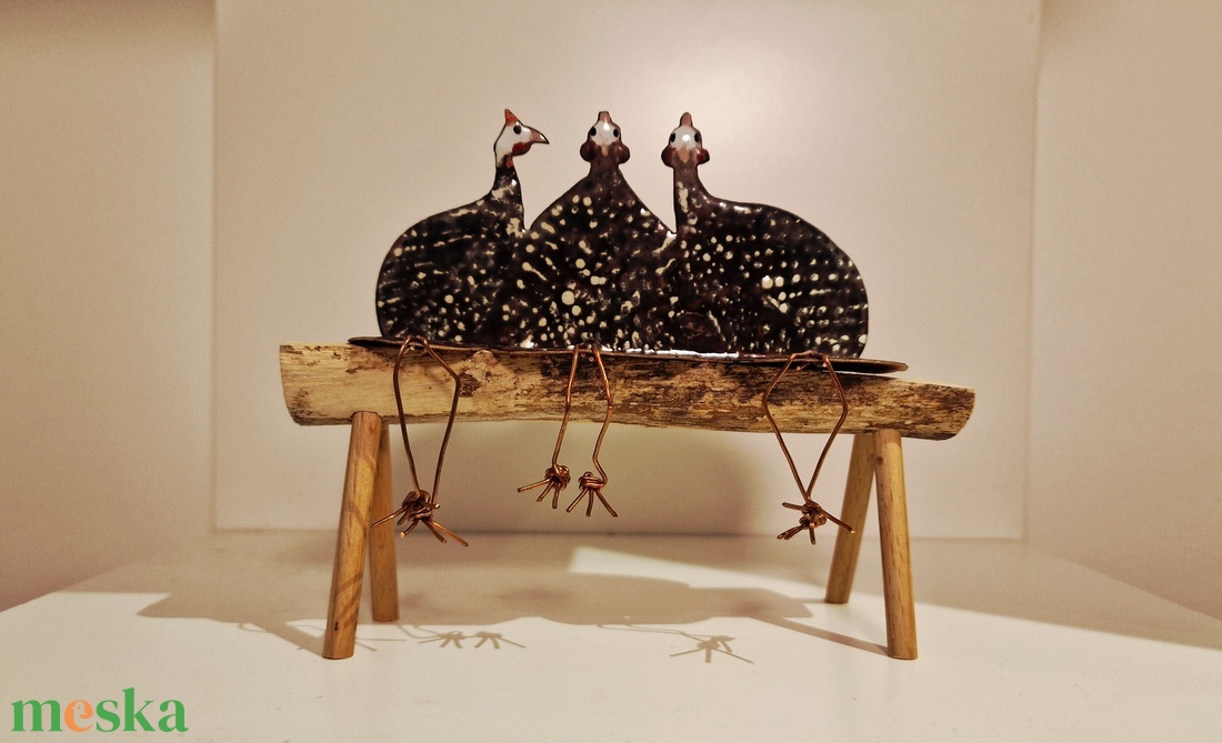 Tűzzománc Gyöngyik polc dekoráció - Pletyóznak a csajok - otthon & életmód - dekoráció - asztal és polc dekoráció - asztaldísz - Meska.hu