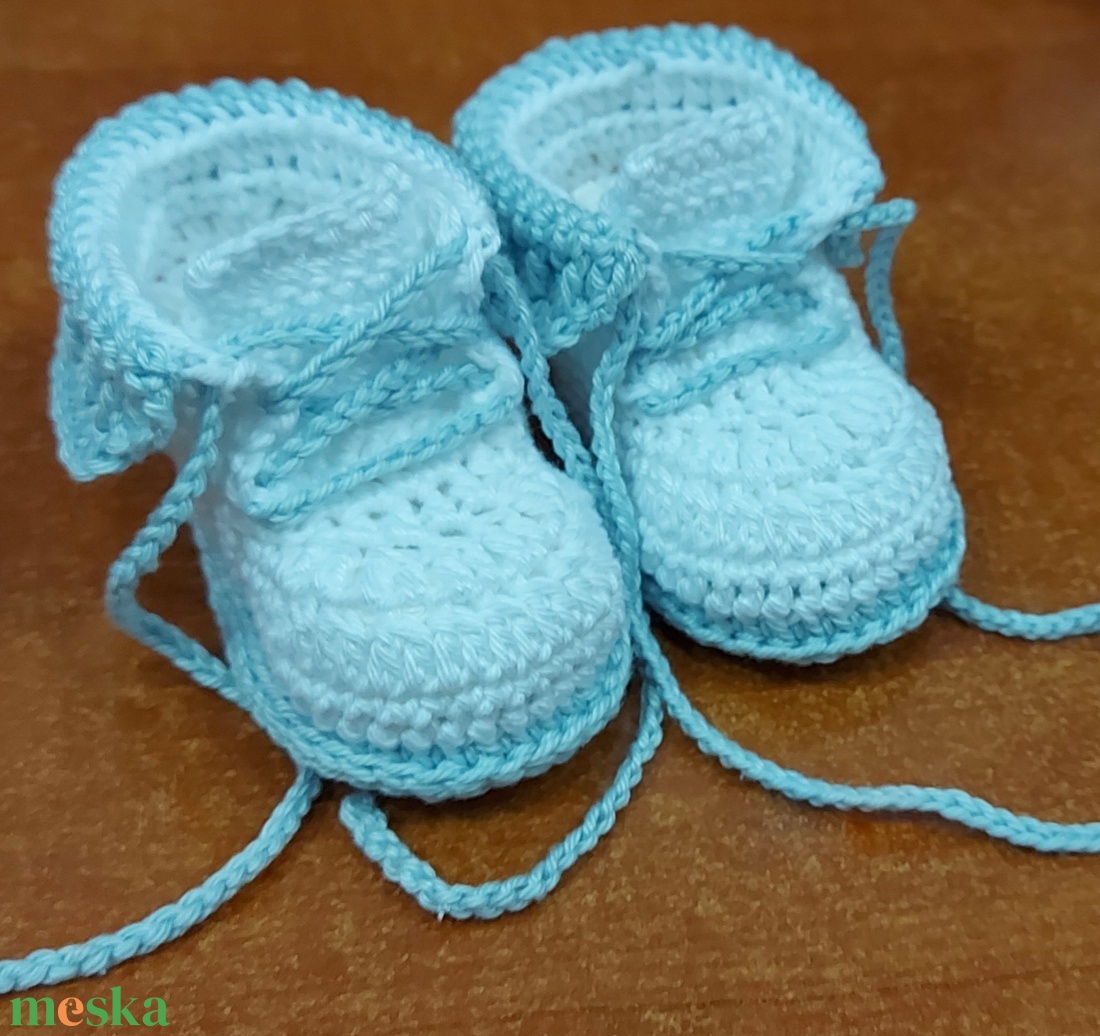 Horgolt kisbaba cipő - baba - mama - babaruházat - babacipő - Meska.hu