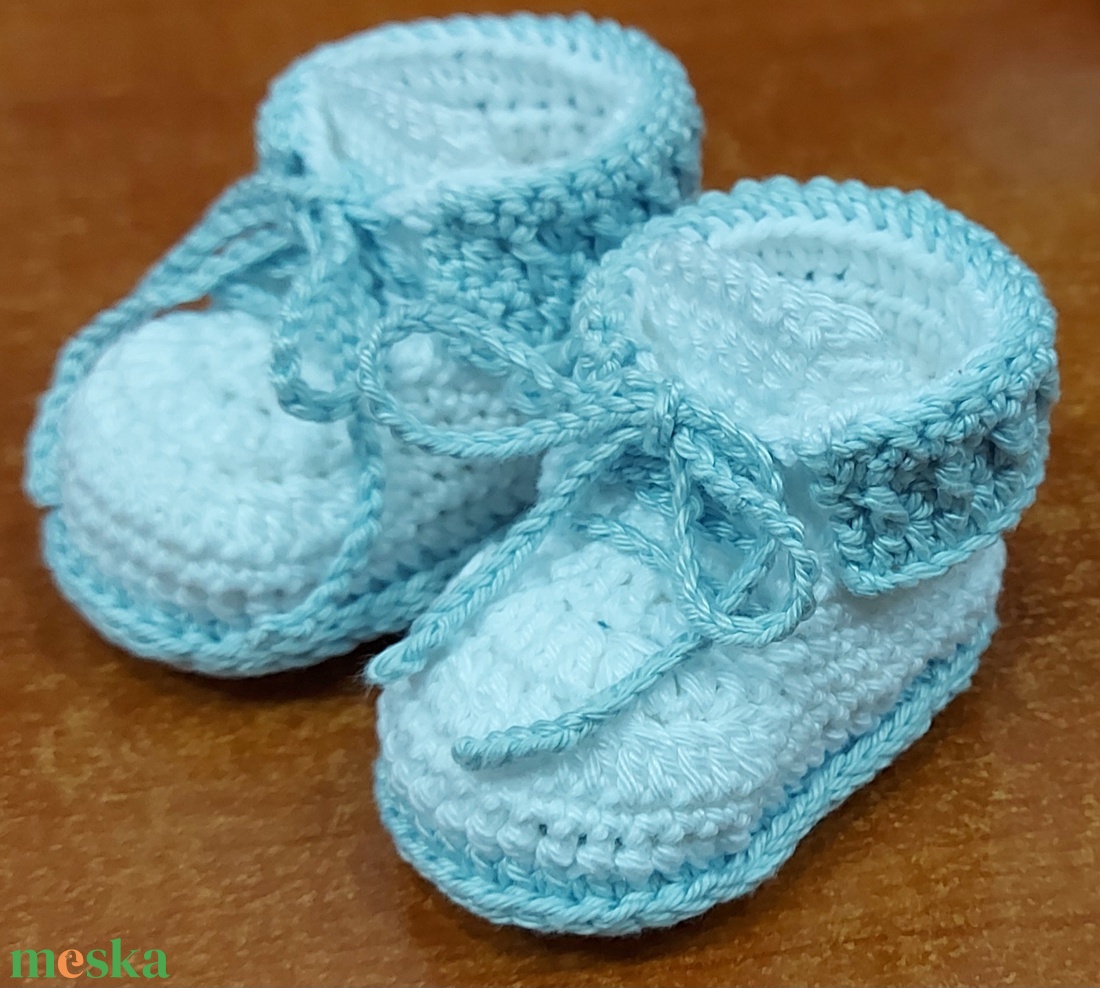 Horgolt kisbaba cipő - baba - mama - babaruházat - babacipő - Meska.hu