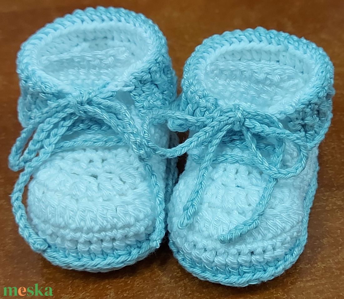 Horgolt kisbaba cipő - baba - mama - babaruházat - babacipő - Meska.hu