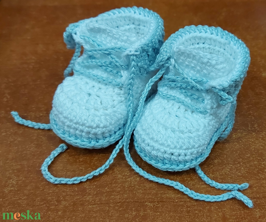 Horgolt kisbaba cipő - baba - mama - babaruházat - babacipő - Meska.hu