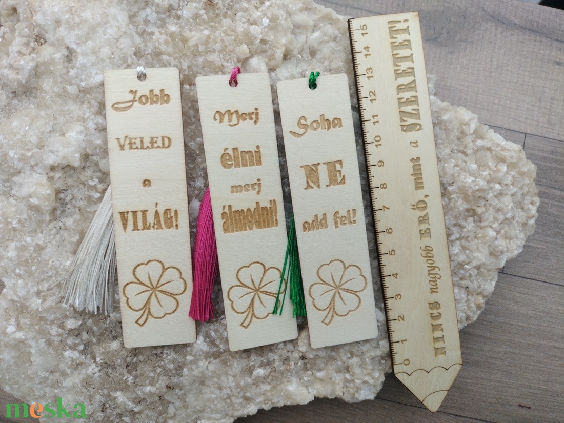 Könyvjelző  motivációs felírattal ajándék gravírozott négylevelű lóhere  - könyv & zene - könyvjelző - Meska.hu