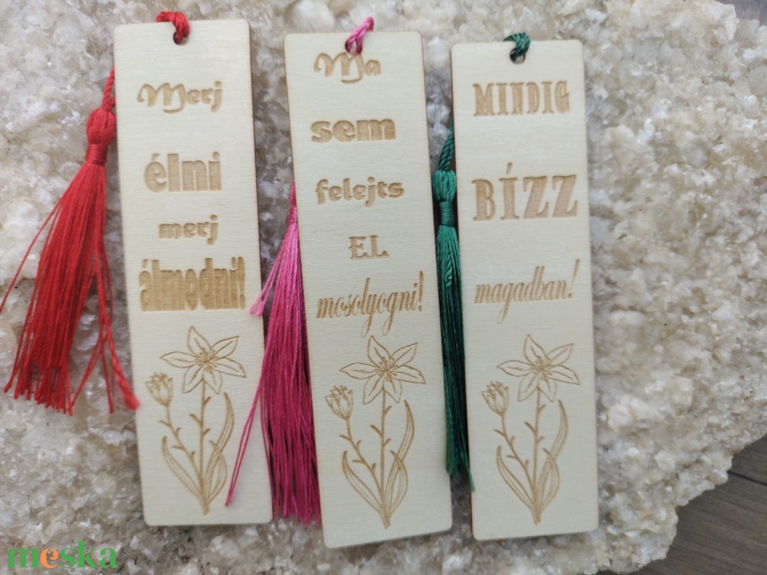 Könyvjelző  motivációs felírattal ajándék gravírozott virág  - könyv & zene - könyvjelző - Meska.hu