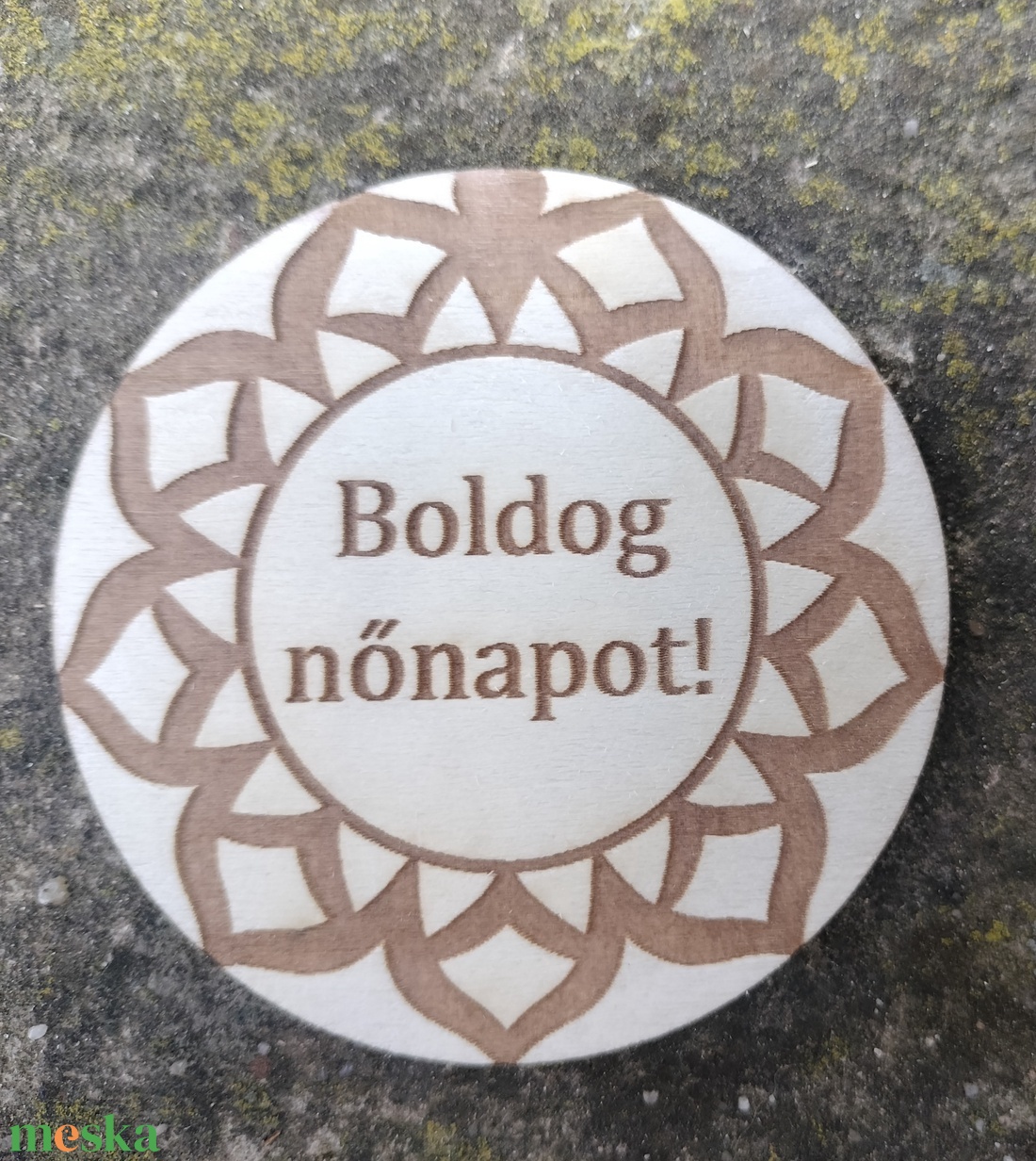 Kör alakú gravírozott fa hűtőmágnes Nőnapra egyedi gravírozott Boldog Nőnapot  - otthon & életmód - konyhafelszerelés, tálalás - konyhai dekoráció - hűtőmágnes - Meska.hu