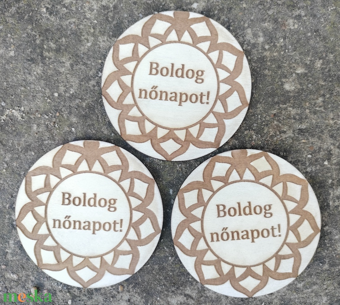 Kör alakú gravírozott fa hűtőmágnes Nőnapra egyedi gravírozott Boldog Nőnapot  - otthon & életmód - konyhafelszerelés, tálalás - konyhai dekoráció - hűtőmágnes - Meska.hu