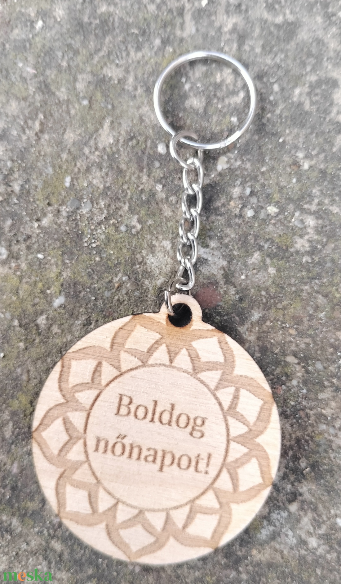 Szív alakú gravírozott fa kulcstartó Nőnapra egyedi gravírozott Boldog Nőnapot  - táska & tok - kulcstartó & táskadísz - kulcstartó - Meska.hu