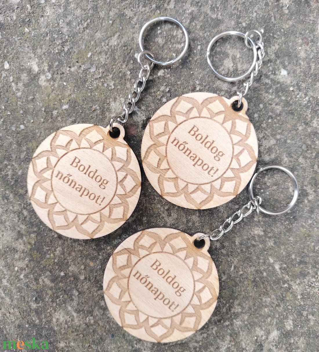 Szív alakú gravírozott fa kulcstartó Nőnapra egyedi gravírozott Boldog Nőnapot  - táska & tok - kulcstartó & táskadísz - kulcstartó - Meska.hu