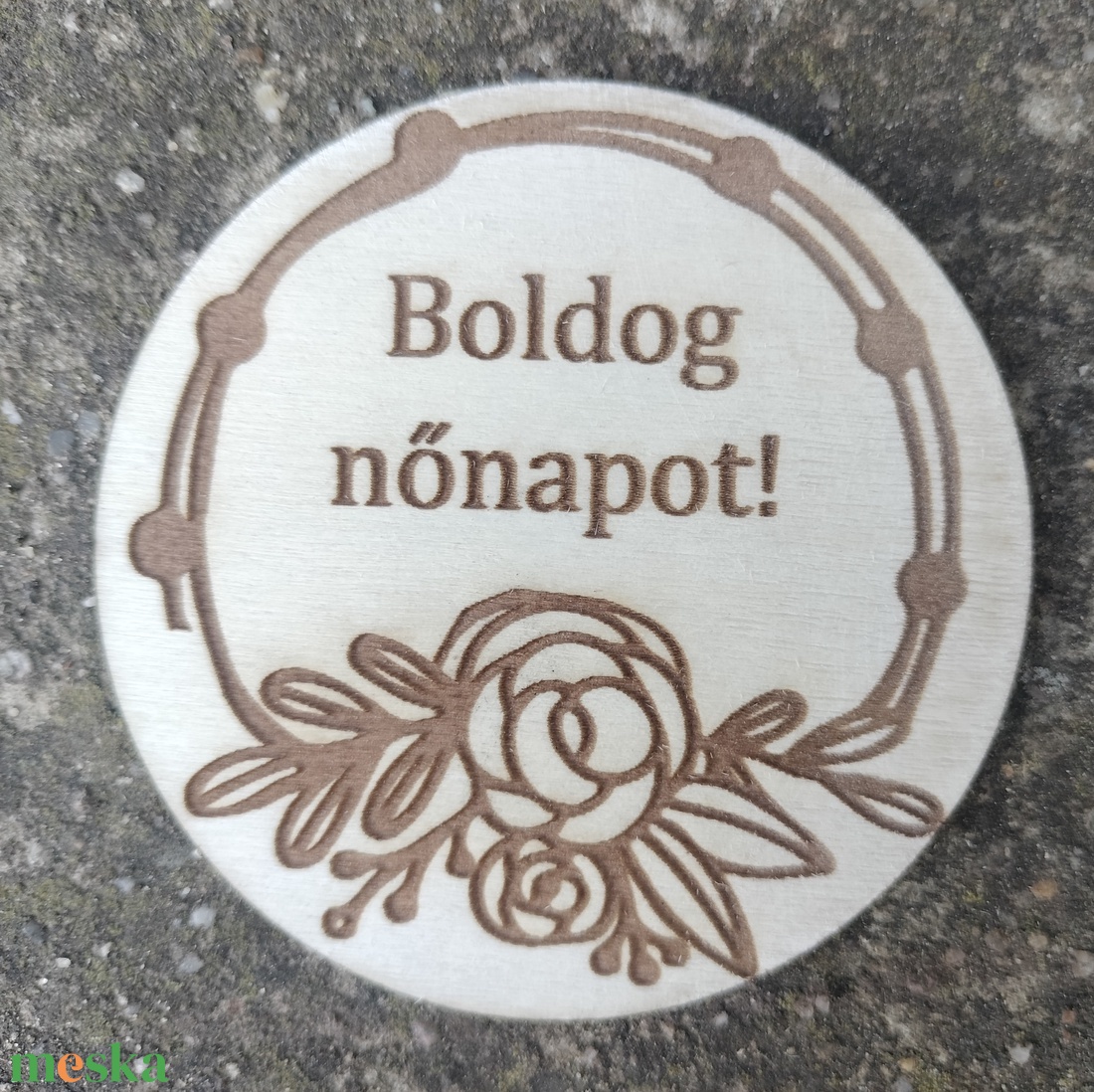Kör alakú gravírozott fa hűtőmágnes Nőnapra egyedi gravírozott Boldog Nőnapot  - otthon & életmód - konyhafelszerelés, tálalás - konyhai dekoráció - hűtőmágnes - Meska.hu