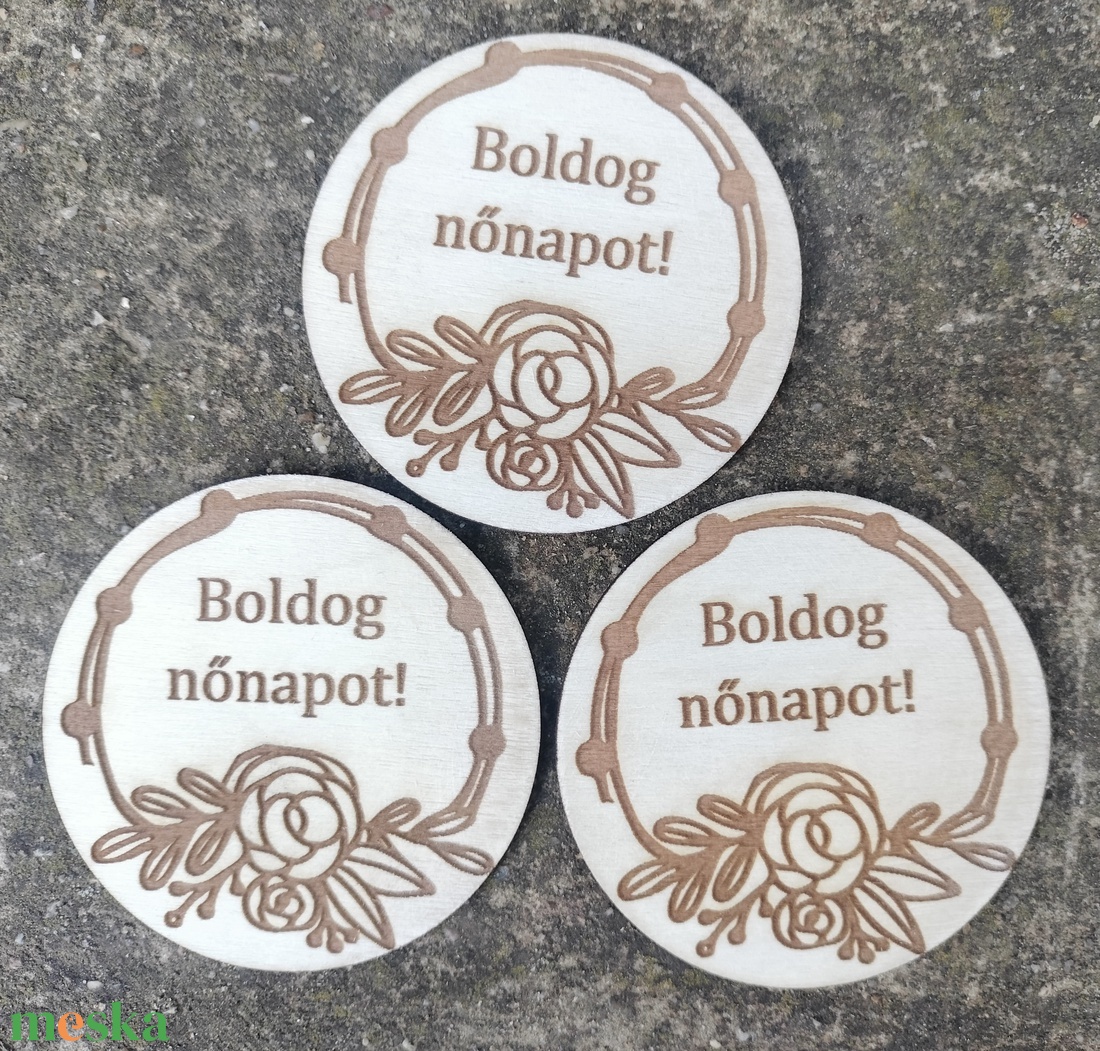 Kör alakú gravírozott fa hűtőmágnes Nőnapra egyedi gravírozott Boldog Nőnapot  - otthon & életmód - konyhafelszerelés, tálalás - konyhai dekoráció - hűtőmágnes - Meska.hu