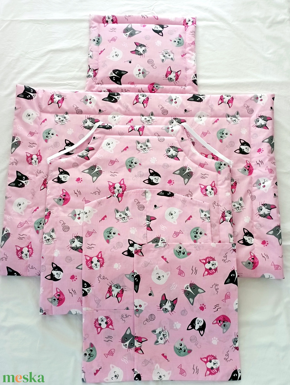 Ovis kezdőcsomag - Ovis ágynemű garnitúra szett cica mintás ovis takaró,párna,oviszs�k,tornazs�k szett - játék & sport - ovis felszerelés - ovis ágynemű - Meska.hu