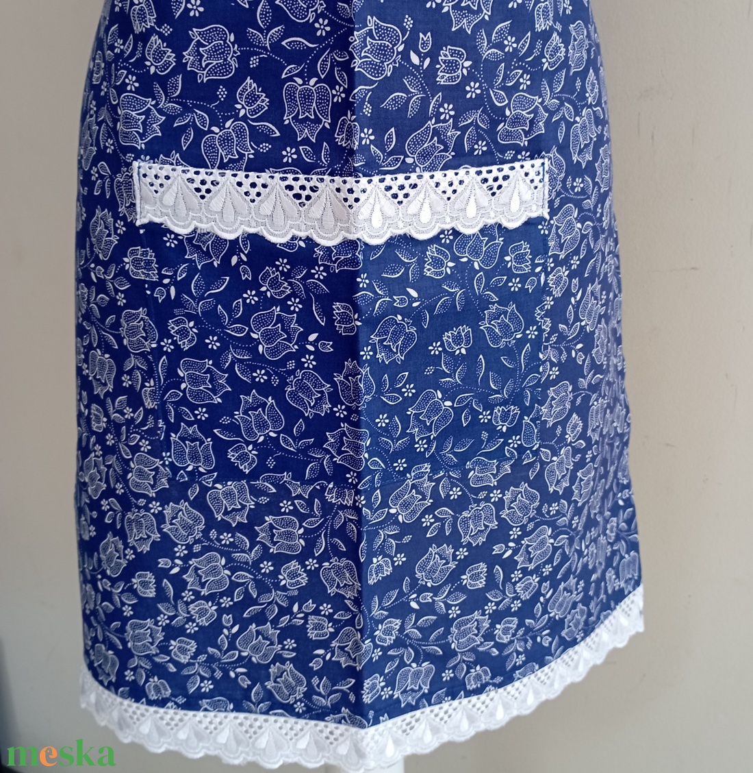 Egyedi női kötény - Kékfestő jellegü tulip�n mint�s kötény - otthon & életmód - konyhafelszerelés, tálalás - konyhai textil - kötény - Meska.hu