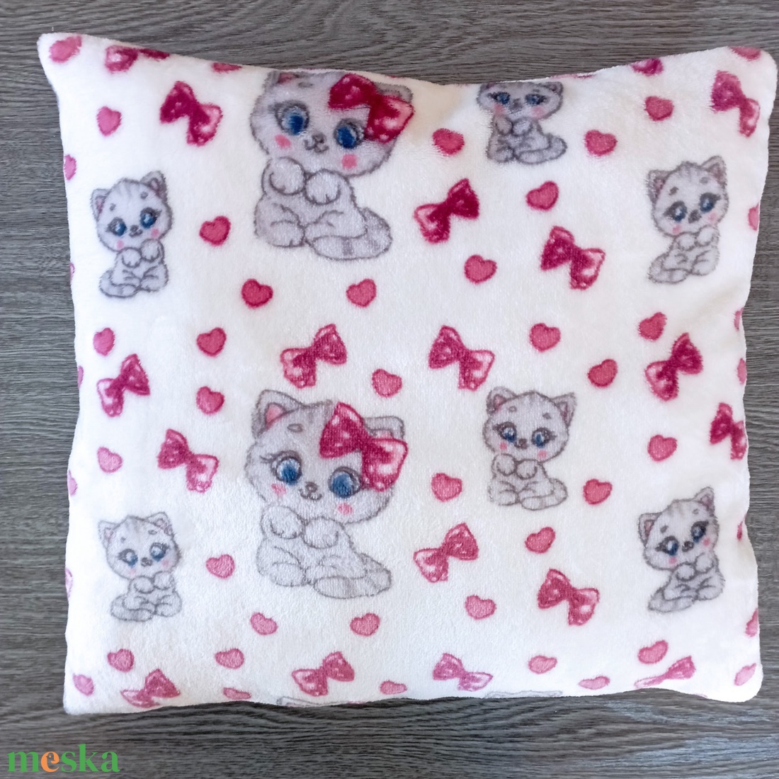 Babysoft puha kispárna cica mintás - játék & sport - ovis felszerelés - ovis ágynemű - Meska.hu