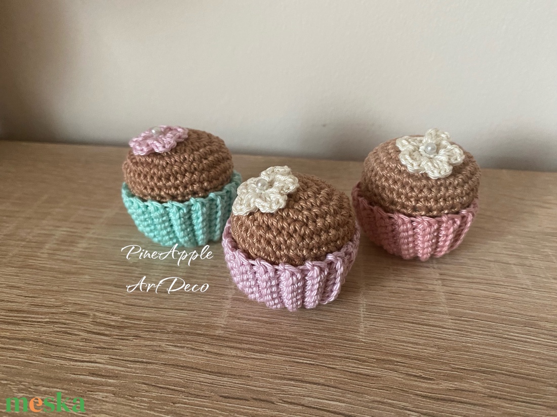 Horgolt pihe-puha kis muffin cupcake - játék & sport - plüssállat & játékfigura - más figura - Meska.hu Horgolt pihe-puha kis muffin cupcake - játék & sport - plüssállat & játékfigura - más figura - Meska.hu
