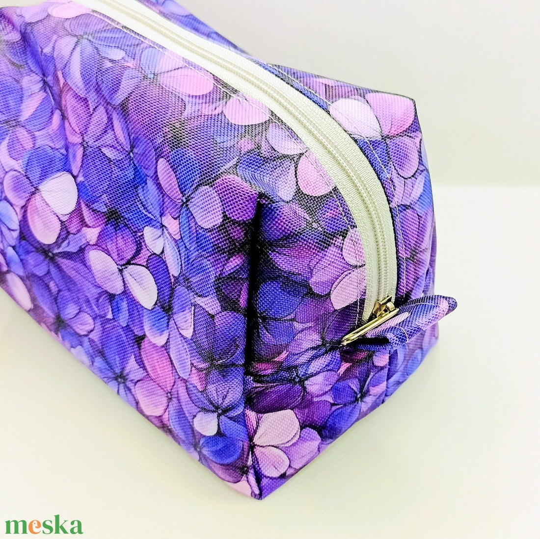 Lila virágmintás - vízhatlan piperetáska - táska & tok - neszesszer - Meska.hu