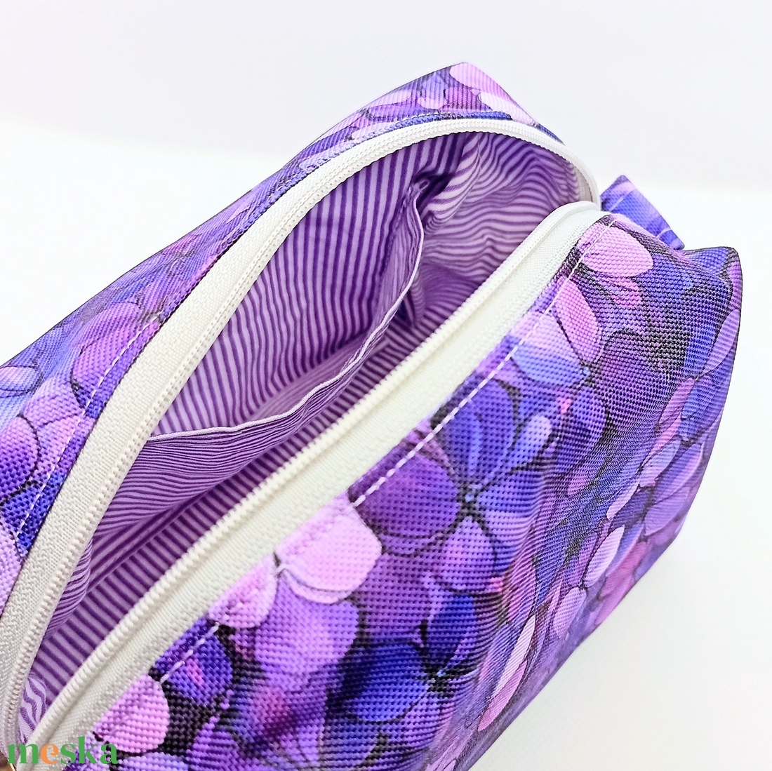 Lila virágmintás - vízhatlan piperetáska - táska & tok - neszesszer - Meska.hu