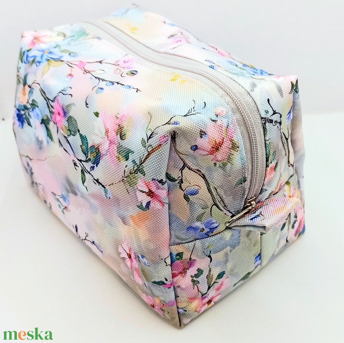 Bájos virágos - vízhatlan piperetáska - táska & tok - neszesszer - Meska.hu