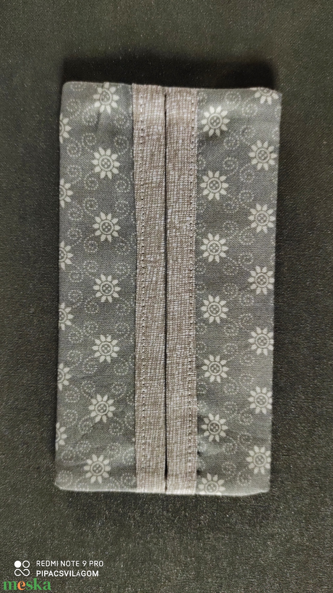 Szürke virágos papír zsebkendő tartó - táska & tok - pénztárca & más tok - zsebkendőtartó tok - Meska.hu