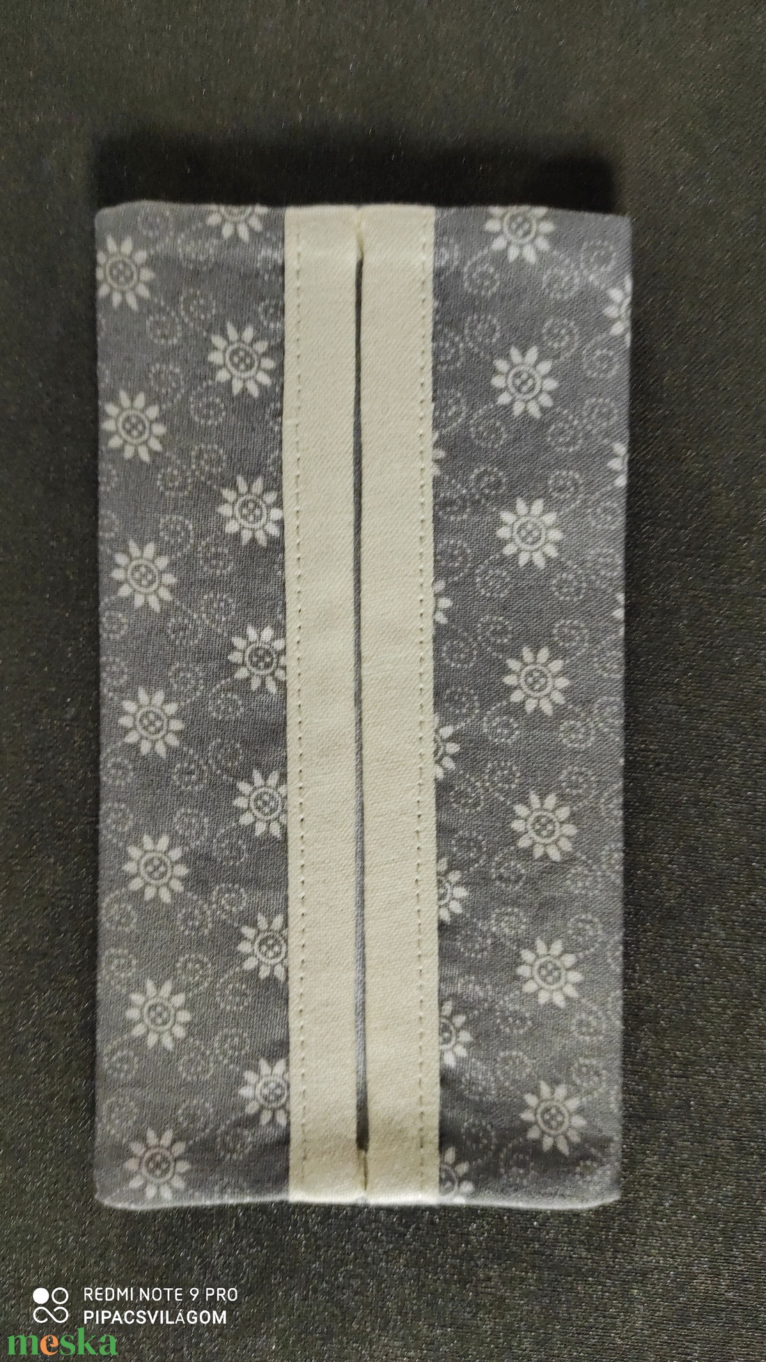 Szürke virágos papír zsebkendő tartó - táska & tok - pénztárca & más tok - zsebkendőtartó tok - Meska.hu