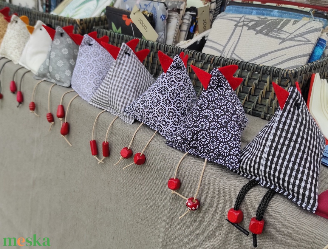 Fekete-fehér örömhozó textil tyúk - otthon & életmód - dekoráció - ajtó- és ablak dekoráció - ablakdísz - Meska.hu Fekete-fehér örömhozó textil tyúk - otthon & életmód - dekoráció - ajtó- és ablak dekoráció - ablakdísz - Meska.hu