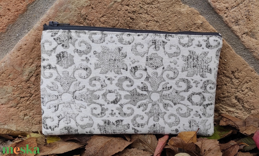 Szürke ornamentikus közepes neszesszer - táska & tok - neszesszer - Meska.hu Szürke ornamentikus közepes neszesszer - táska & tok - neszesszer - Meska.hu
